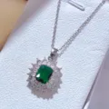 Primo piano dell'elegante collana con pietra preziosa verde quadrata e alone in zircone. - Collana / Verde