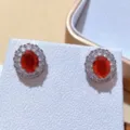 Dettaglio ravvicinato di orecchini di lusso ovali in cristallo rosso con zirconi cubici. - Orecchini / Rosso