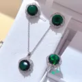 Elegante set di gioielli con pietra preziosa verde, ciondolo a fiore, orecchini e anello lucidi. - Set di 3 pezzi / Verde