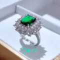 Dettaglio stupendo di anello con pietra verde taglio smeraldo e zirconi splendenti. - Anello / Verde
