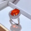 Dettaglio di un anello da donna di lusso con pietra arancione e zirconi brillanti. - Solo Anello / Rosso