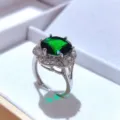 Dettaglio ravvicinato anello pietra preziosa verde ovale pavé diamante argento donna moda - Anello / Verde