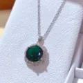 Primo piano di collana in argento con ciondolo di pietra verde e diamanti luminosi. - Collana / Verde