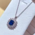 Dettaglio in primo piano di una collana con gemma blu scintillante e contorno zirconi. - Collana / Blu