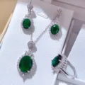 Vista dettagliata del set di gioielli di lusso con pietre verdi e luminosi dettagli in zircone. - Set / Verde