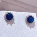 Squisite orecchini con pietra preziosa blu e alone di zirconi lucidi, design floreale. - Orecchini / Blu