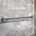 75cm wandmontierte Metall-Hängestange im Vintage-Stil für das Badezimmer graues Silber - Verlängerte Version / Länge 75cm / Durchscheinendes Grausilber