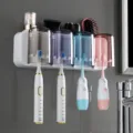 Wandmontierter elektrischer Zahnbürstenhalter Set mit vier Bechern und Zahnpastaspender. - Zahnbürstenhalter mit 4 Bechern