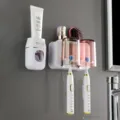 Wandmontierter Zahnbürstenhalter mit automatischem Zahnpastaspender und magnetischen Bechern. - 2 Becher + weißer Zahnpastaspender