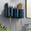Wandmontierter Zahnbürstenhalter Set mit Bechern, lochfreies Badezimmer Regal für Familien. - Zahnbürstenhalter mit 3 Bechern (Halbtransparentes Blau)