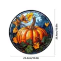 Detailansicht eines 25-cm runden Buntglas-Kürbis-Fensterbehängs für herbstliche Raumdekoration. - SMJD054