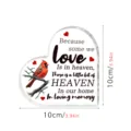 Close-up detail van acryl hart herdenkingsplaat met rode kardinaalvogel en liefhebbende tekst. - Hart Ornament (BT410)