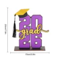 Centrotavola in legno per laurea 2026 con scritta grad e cappello decorativo per festa. - BT362: modello D viola (confezione con pannello KT)