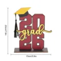 Segno centrotavola di laurea 2026 in legno con scritta grad e berretto tocco 20x15cm - BT362: modello F bordeaux (su pannello KT)