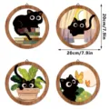 Simpatico gatto nero in legno decorazione murale set, targa stile boho rotonda, arte stanza 20cm. - Set di 4 Pezzi con Illustrazione di Gatto Nero / Four-Piece Set