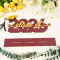 Decorazione per tavolo di laurea in legno 2026 per festa e ornamento da scrivania. - BT364: modelo F bordeaux (su pannello KT)