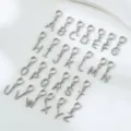 Ciondoli lettere intrecciate in acciaio inox, 26 ciondoli charm DIY per collana e bracciale. - Lettera A / Argento