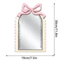 Specchio decorativo in legno e acrilico con fiocco rosa e testo ispiratore per camera da letto. - Tavola di legno 5mm e acrilico 2mm / Colore legno naturale