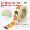 Detailaufnahme des leuchtenden Halloween-Warnbandes mit Totenkopf-Motiv und Text, 5 cm Breite. - 5cmx2m