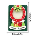 Gros plan detail du cadre photo aimant de frigo de Noel en bois avec noeud et decoration cadeau. - MZ1212 : Cadre photo magnétique en bois