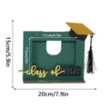 Cornice portafoto in legno per laurea 2026 con cappello e nappa, dimensioni 20x15 cm. - BT281 orizzontale: stile E verde, acrilico dorato e nappa nera
