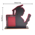 Cornice per foto di laurea in legno da tavolo con sagoma di studente e supporto espositivo. - BT283: Modello C Rosso vino