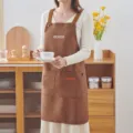 Braune Küchenschürze mit Taschen und bequemen Schultergurten, wasser- und ölabweisendes Design. - Hosenträger-Stil / Hellkaffee