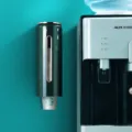 Wandmontierter Pappbecherhalter und automatischer Becherspender für Einwegbecher. - Luxusgrün mit Goldrand