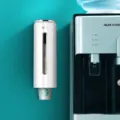 Wandmontierter Pappbecherhalter automatischer Plastikbecher Dispenser fuer das Buero. - Luxusweiß mit Goldrand