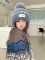 Damen Winter warm Plüsch Ohrklappen Strickmütze süß Bommel Beanie stilvolle kalte Wetter Mütze - Einheitsgröße / Grau