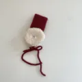 Detailopname van schattige pluche winteroorwarmers voor kinderen, zacht fleece materiaal. - Rood