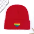 Gorro de punto rojo con parche de corazón arco iris, gorro de invierno cálido para hombres y mujeres. - Rojo