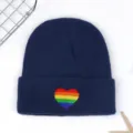 Gorro de punto azul oscuro con bordado de corazón de arco iris colorido. Gorro cálido de invierno. - Azul Marino