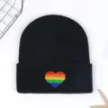 Gorro de punto negro con bordado de corazón de arcoíris para invierno cálido unisex. - Negro