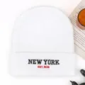 Gorro de punto blanco de invierno con letras bordadas elegantes, cálido y cómodo para el día a día. - Blanco