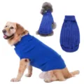 Vue détaillée du pull pour chien en tricot torsadé bleu, col roulé chaud pour animaux. - XS / Bleu foncé