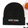 Gorro de punto negro con bordado de letras de Nueva York, gorro de calavera cálido de invierno. - Negro