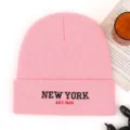 Gorro de punto rosa de invierno gorro cálido con elegante bordado de letras para mujer. - Rosa