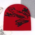 Berretto in maglia rossa con elegante motivo grafico di rana nera per autunno e inverno. - M (56-59cm) / Rosso
