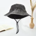Chapeaubob en denim lavé gris foncé avec jugulaire, chapeau de soleil à large bord. - Noir
