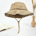 Chapeau bob en denim lavé pour la pêche et le plein air avec large bord et corde de vent. - Khaki