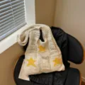 Sac à bandoulière en tricot beige avec étoiles jaunes, grand sac de plage pour vacances. - Beige avec Jaune (Étoile de Mer)