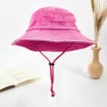 Cappello da pescatore in denim lavato rosa con sottogola, tesa larga protezione solare. - Rosso rosa