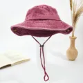 Cappello da pescatore in denim lavato con corda antivento e tesa larga per protezione solare. - Borgogna
