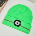 Neongrüne Strickmütze mit integrierter, per USB aufladbarer LED-Leuchte und Reflektorstreifen. - Grün Ein Streifen