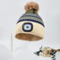Berretto in maglia invernale unisex con luce LED e pon pon soffice, caldo ed elegante. - Falda beige e cupola verde