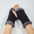 Gemütliche Zopfstrick-Fingerlose Handschuhe mit weichem Plüsch-Kunstfell-Bündchen für den Winter. - Schwarz