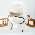 Cappello invernale in morbido peluche tinta unita con maschera e copriorecchie. - Bianco Liscio
