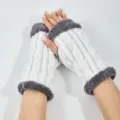Winter Zopfstrick fingerlose Handschuhe weiße Armstulpen mit grauen Plüschbündchen. - Weiß