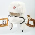 Cappello da trapper invernale in pelliccia sintetica bianca con mascherina e distintivo stella - Martello e ascia bianchi